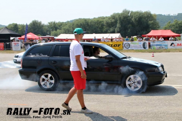 ProStreet Drag Racing
no aj ja sa pochvalim s hranim ProStreet :D :D :D
