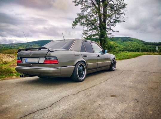 W124 300D 
No tak keď je tu mŕtvo, hádam nevadí... Trošku zmena. Dobové kolesá od úpravcu Lorinser - Lorinser RS90 R17/8J/ET33. Pneu - Nankang NS-II 225/45
