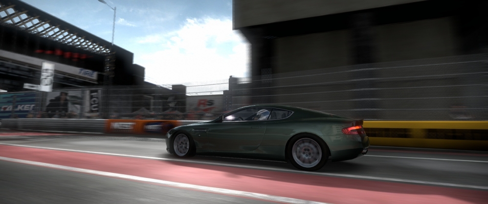 Aston Martin DB9 Coupe
London River Race
