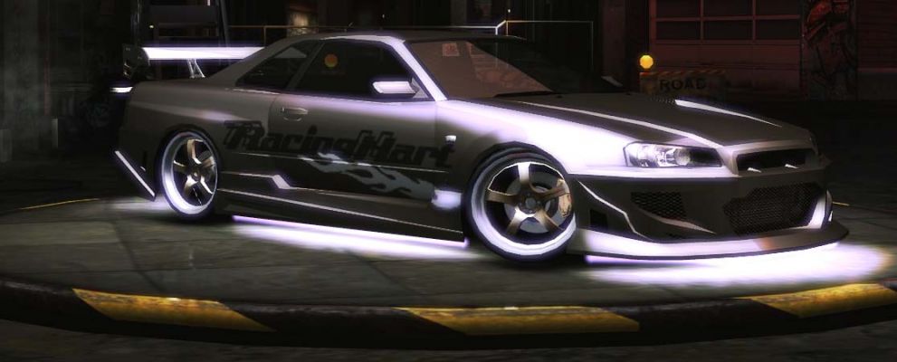 Nissan Skyline R-34
Takmer bez vynilu :P
