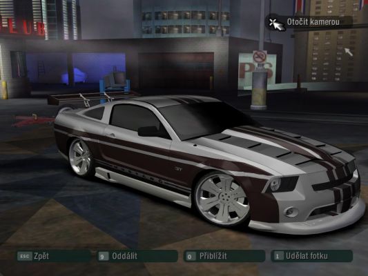 Ford Mustang GT
z boku
